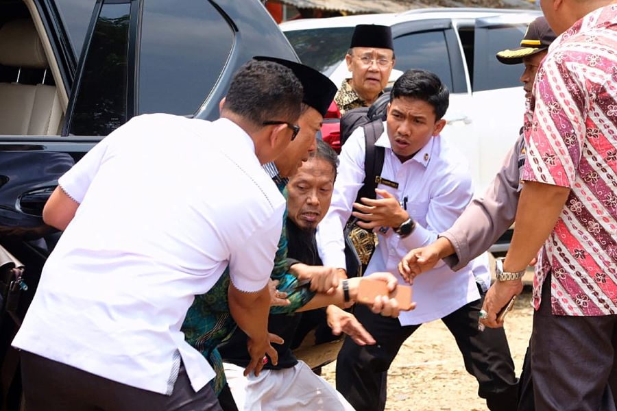 Abu Rara Disebut Tusuk Wiranto karena Sakit Hati Digusur Proyek Tol Jokowi, Istana Tak Terima, Ngabalin Marah-marah