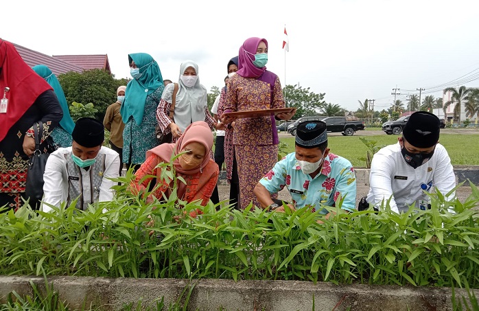 Bupati Inhu Rezita Meylani  Hadiri Penyerahan Program CSR Perusahaan di Sungai Lala
