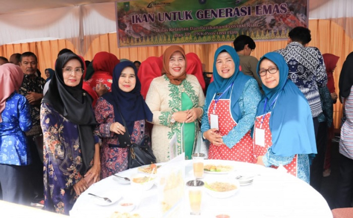 Hj Ismiatun  Dampingi  Tim Kepulauan Mernati di Lomba Serba Makan Ikan