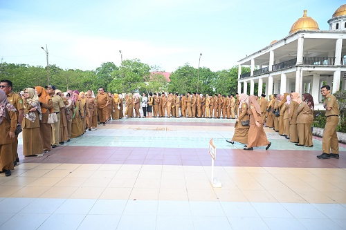 Perdana Masuk Kerja Pasca Libur Idul fitri, Bupati Rohil Pimpin Apel Bersama dan Halal Bihalal