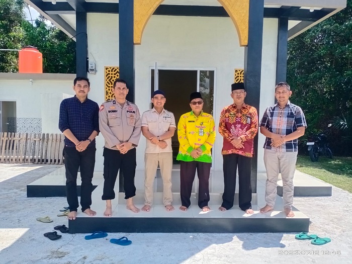 KUA Benai Shalat Berjamaah Bersama Anggota Polsek Di Mushala Mapolsek Benai