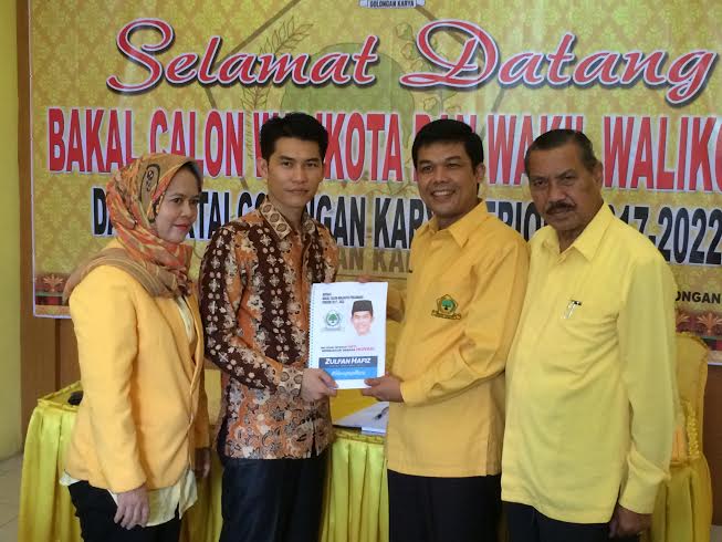 Pakai Kemeja Batik, Zulfan Hafis Kembalikan Formulir Penjaringan ke DPD Golkar Pekanbaru