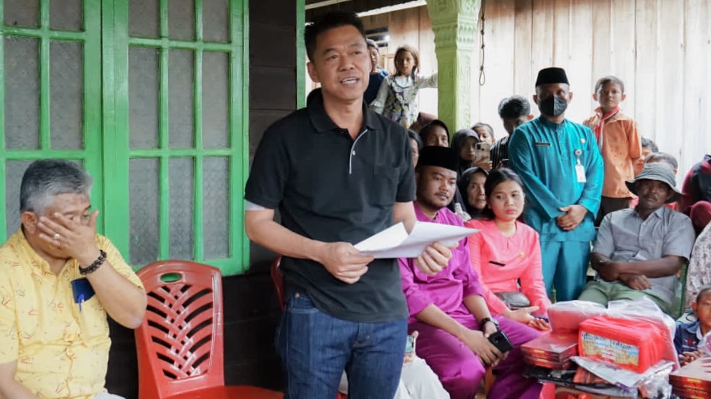 Bupati Rohil Serahkan Bantuan Kepada Korban Kebakaran