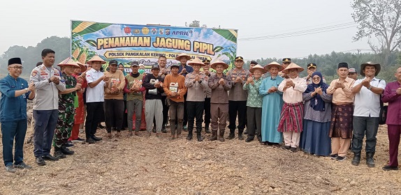 Camat Pangkalan Kerinci Hadiri Penanaman Jagung Kuartal III dalam Rangka Mendukung Swasembada Pangan Tahun 2026