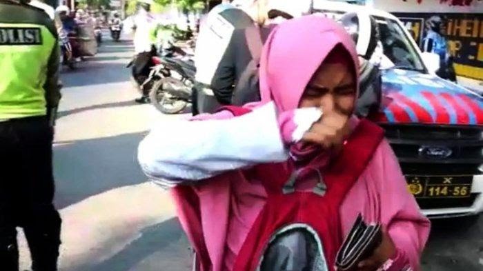 Kocak! Takut Telat Masuk Kuliah, Mahasiswi Ini Menangis Ditilang Polisi, 'Orang Mau Masuk Kelas, Aku Piye?'