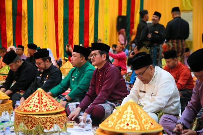 Penganugerahan Gelar Adat oleh LAMR Kepada KASAL: Pemimpin Bersinar dalam Kebaikan dan Kemuliaan