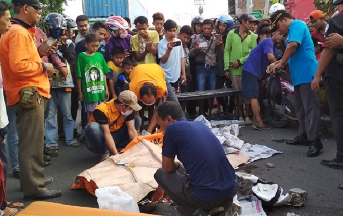 Berbelok dan Terjatuh, Pengendara Motor Tewas di Kolong Truk Hino, Remuk tak Berbentuk