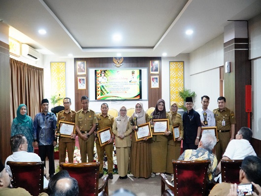 Bupati dan Wakil Bupati Kampar Serahkan Hadiah Lomba Inovasi Daerah 2025