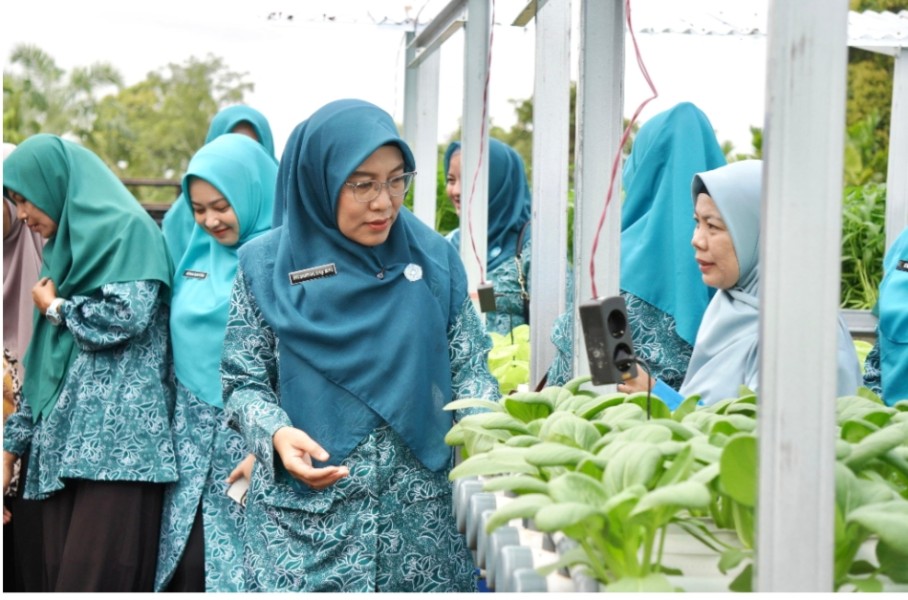 Ketua TP PKK Siak Apresiasi Panen Perdana Rumah Hidroponik KWT Benteng Lestari, Tekankan Konsistensi