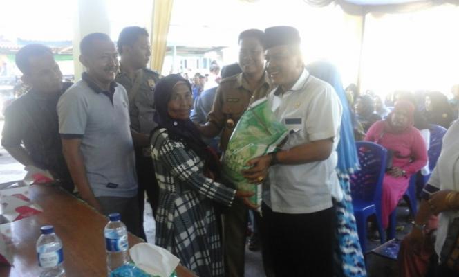 Reses di Desa Ngaso, Anggota DPRD Rohul Bagikan Beras 2,3 Ton