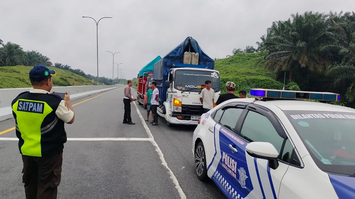 PJR TangkapDiduga  Pelaku Pengeroyokan Sopir Truk di Tol Pekanbaru-Dumai
