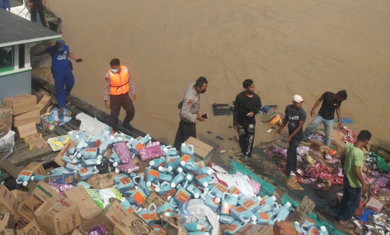 Kapal Pengangkut Sembako Tenggelam di Dermaga Pelabuhan LASDP Tembilahan