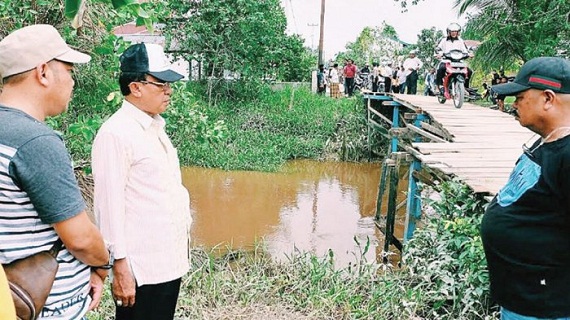 Bupati Instruksikan Dinas Terkait Sediakan Jembatan Darurat di Sungai Luar Batang Tuaka