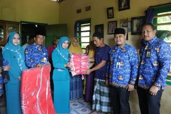 Dinas Sosial dan Ketua TP-PKK Salurkan Bantuan untuk Korban Longsor di Tenayan Raya