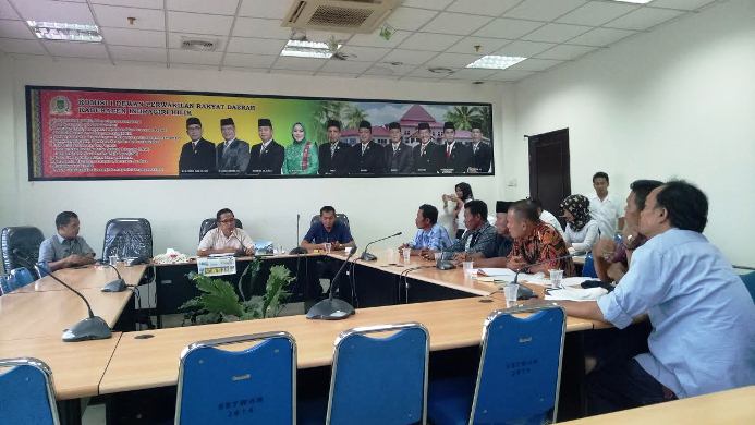 Mencekam... Diteror 80 Orang Bersenjata, Masyarakat Dusun Semaram Ngadu ke DPRD Inhil