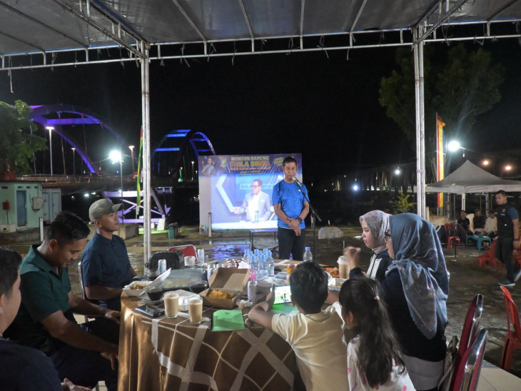 Bupati Kampar Nobar Piala Dunia Bersama Masyarakat