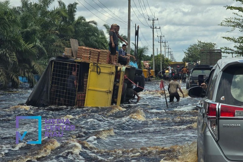 Banjir  Semakin Parah, Jalinsum  di Pelalawan Sistem Buka Tutup