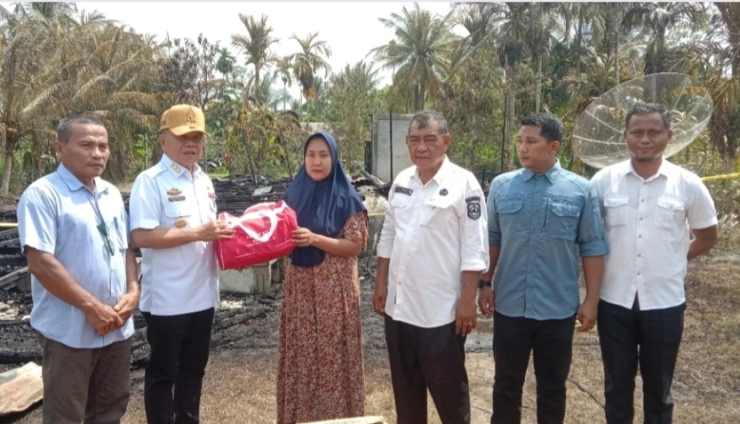 Bupati Asmar Tinjau Lokasi Kebakaran di Desa Alahair, Salurkan Bantuan untuk Korban