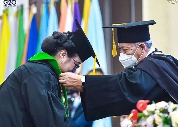 SELAMAT! Menteri Siti Nurbaya Bakar Terima Gelar Profesor dari Universitas Brawijaya