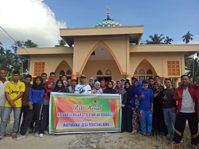 Sambut Ramadhan, Mahasiswa STIE Syariah Bengkalis Goro Bersihkan Masjid