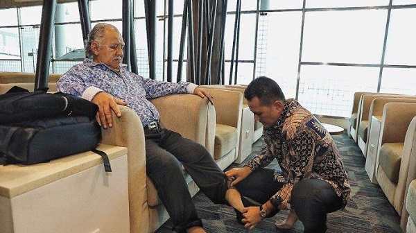 Wakil Gubernur Sumatera Utara Pasangkan Sepatu Ayah di Bandara,  ''Apapun Jabatan Kita, Berbaktilah...''