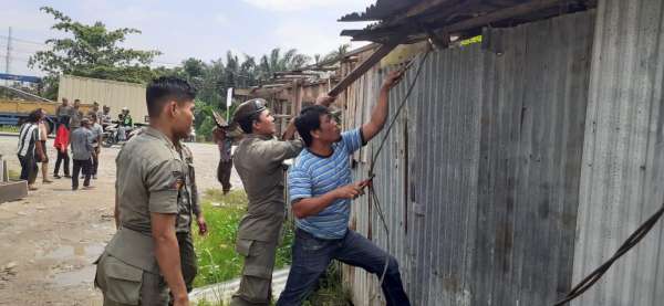 Rumah Liar di  Siak II   Air Hitam Dibongkar Paksa