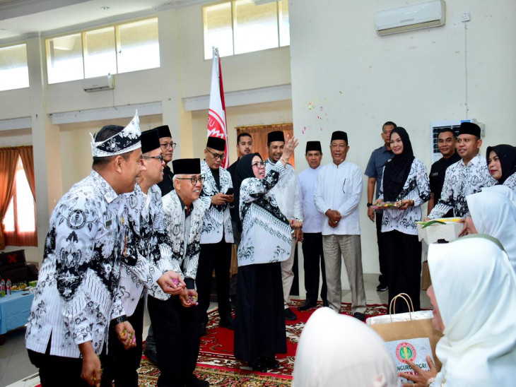 PGRI Kabupaten Kampar Lepas 48 Anggota Tunaikan Ibadah Haji 1447 H dengan Prosesi Tepuk Tepung Tawar