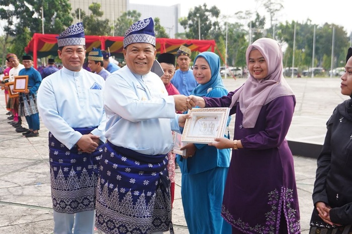 Pemprov Riau Serahkan Penghargaan ASN, UMKM, hingga Wajib Pajak Patuh