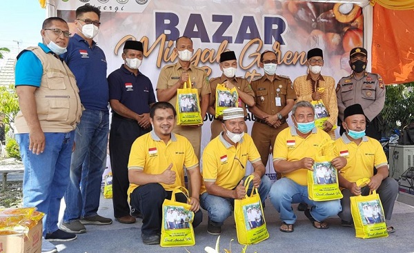 Gapki, Apkasindo, Aspekpir dan Fomarsi Gelar Bazar Minyak Goreng di Sidomulyo Barat