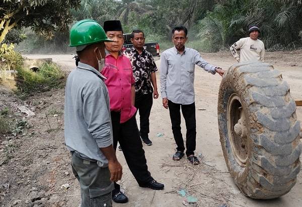 Wakil Ketua DPRD Riau Syafarudin Poti Tinjau  Perbaikan Jalan  Bagan Tujuh-Sungai Kuti Rohul