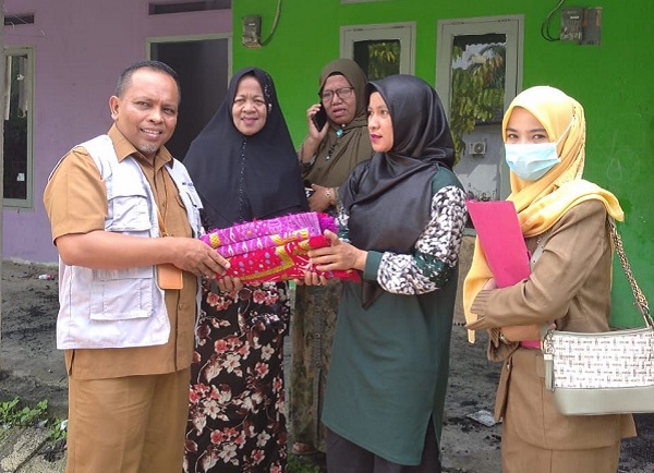 Dinsos Salurkan Bantuan untuk Korban Kebakaran di Kelurahan Tuah Karya