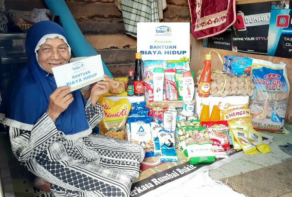 Tak Ingin Meminta-minta, Tiap Hari Nenek Nurhayati Berjalan Kaki Puluhan Kilometer Pungut Buah Pinang dan Barang Bekas 