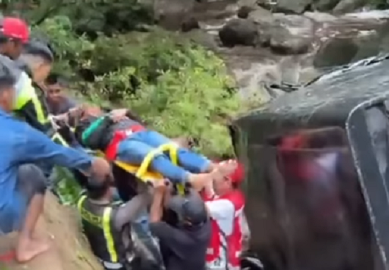Mobil Box Dari Pekanbaru Terjun ke Jurang kelok Sembilan, 7 Orang Luka-luka