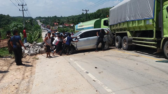 Tabrakan Beruntun di Tanjakan KM 85 Lintas Timur Pelalawan-Kemang, 5 Bus dan Mobil  Rusak Parah...