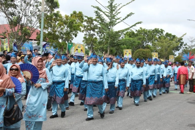 Dihadiri Bupati Alfedri, Siak Tampilkan  Magrib Mengaji Saat Parade MTQ di Bagansiapiapi