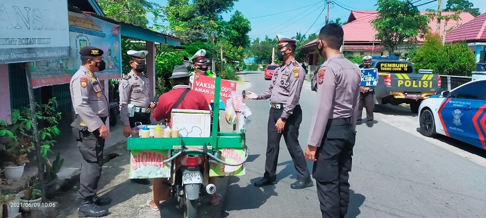 Selain Sosialisasi Pakai Helm dan Masker, Satlantas Polres Rokan Hulu-Riau Juga Ajak Warga Vaksin Covid 19