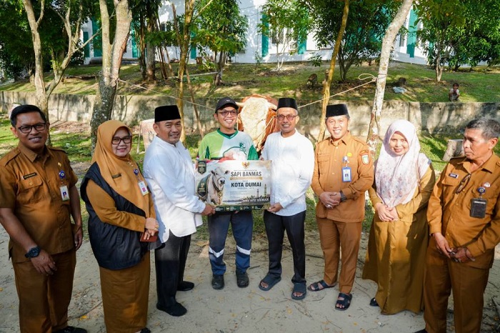 Wawako Sugiyarto Serahkan Sapi Kurban 'Samson' ke Pengurus Masjid Al-Manan