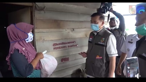 Agar Tepat Sasaran, Walikota Pekanbaru  Beri Tanda Rumah Penerima Bantuan PKH