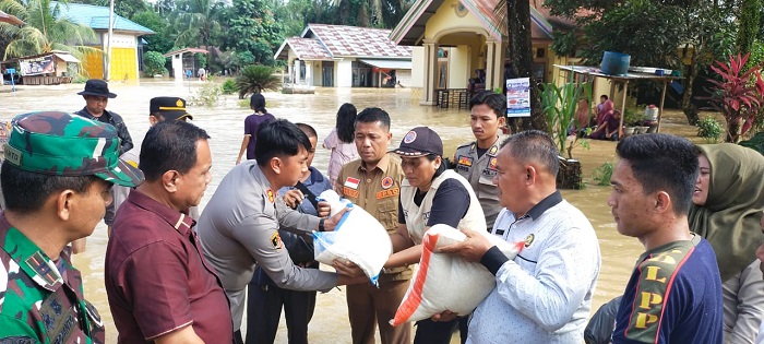 Polres Kuansing Bersama TNI Berikan Bantuan Kepada Warga Terdampak Banjir