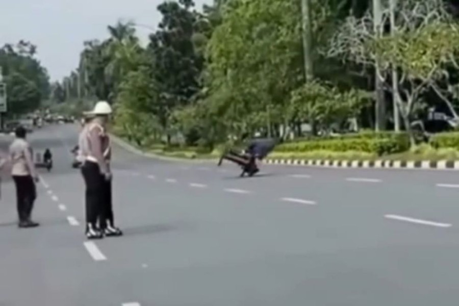 Aksi Jumping Becak Motor di Depan Polisi di Pekanbaru yang Bikin Heboh