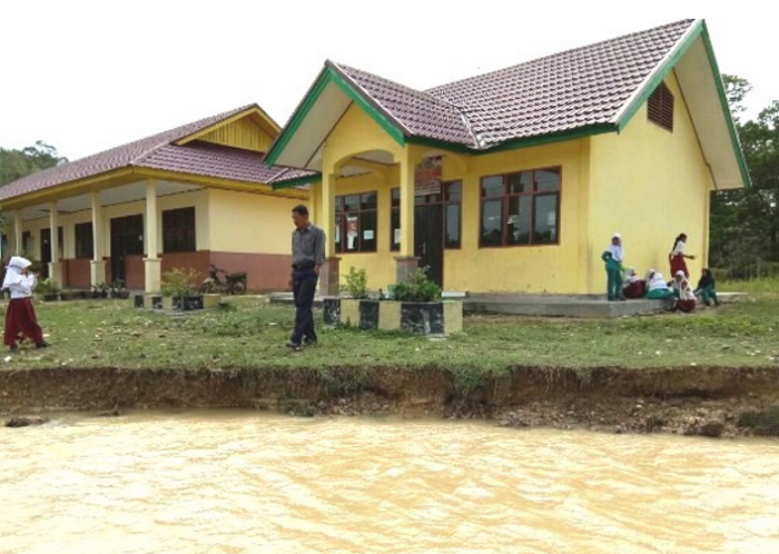 PAK BUPATI TOLONG KAMI... Abrasi, SDN 019 Desa Logas-Kuansing Terancam Amblas ke Sungai
