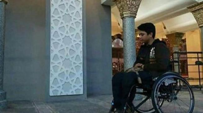 SUNGGUH TEGA...Dibilang Tak Suci, Disabilitas Ini Diusir dan Disuruh Shalat di Luar Masjid Raya di Sumatera Barat
