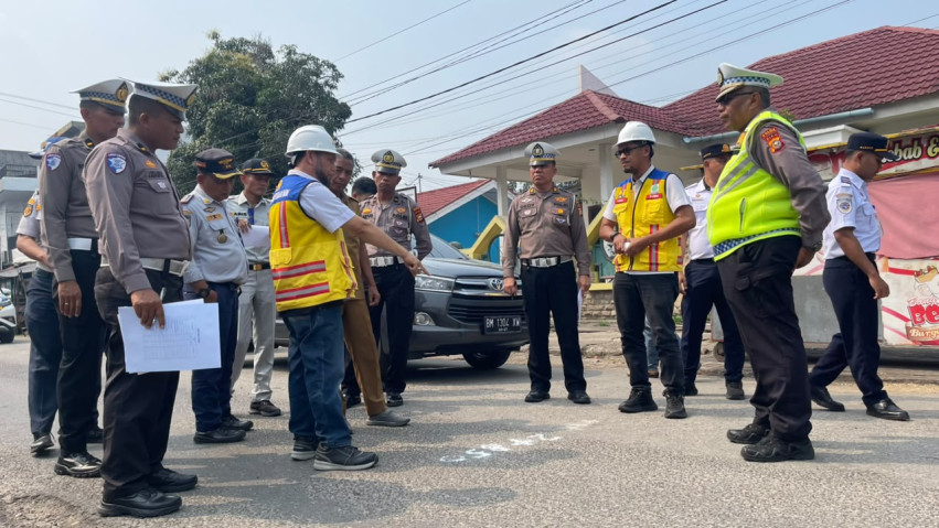 Ditlantas Polda Riau Cek Kondisi Marka Jalan Sultan Rengat