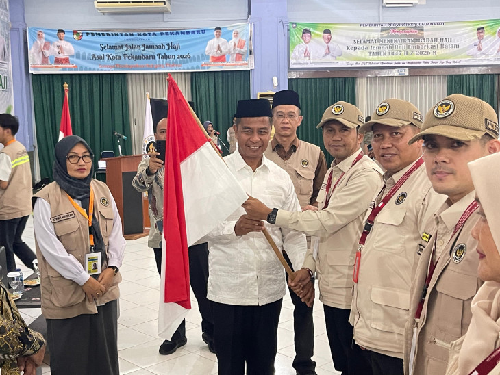 Bupati Kampar Ahmad Yuzar Lepas Secara Resmi Keberangkatan Jemaah Haji Kampar Kloter V di Embarkasi Batam