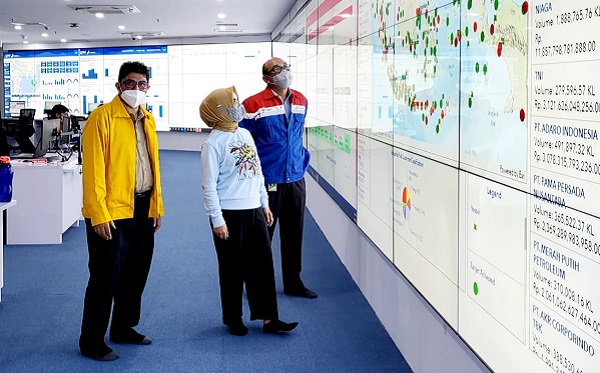 Pantau Pemadaman Kebakaran di Kilang Cilacap, Dirut Pertamina Pastikan Pasokan BBM Tidak Terkendala