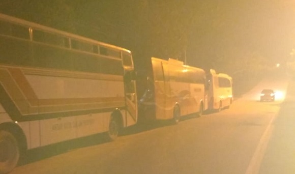 Bis Karyawan PT RAPP Buat Pemberhentian Liar di Badan Jalan Sultan Syarif Kasim Pangkalan Kerinci, Warga Protes