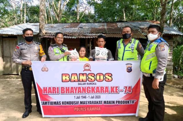 Peringati Hari Bhayangkara ke-74, Polres Kampar Bagikan 78 Karung Beras di 3 Desa 
