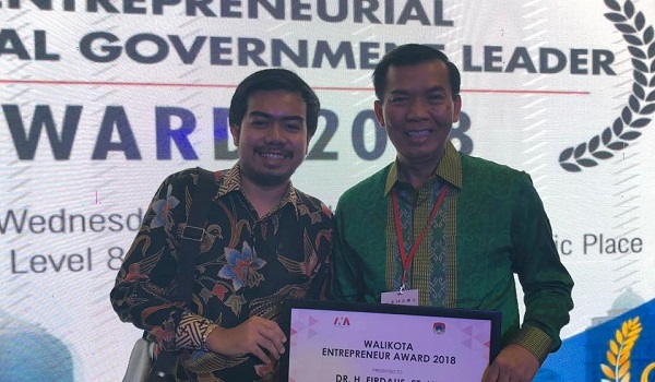 Ginda Burnama Apresiasi Keberhasilan Pekanbaru Raih Enterpreneur Award 2018 Kategori Investasi