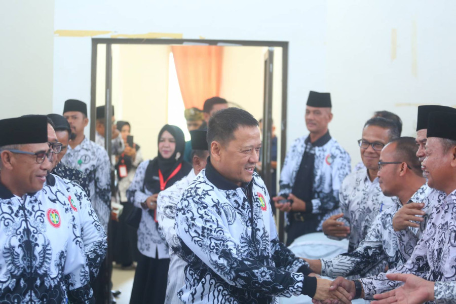 Pj. Bupati Kampar Hadiri Peringatan Hari Guru dan Hari Persatuan Guru Republik Indonesia (PGRI) Ke-79