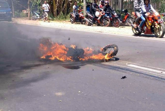 NAHAS...Gagal Menyalip, Tinawar Jatuh, Dilindas Truk Tangki, Motornya Terseret dan Terbakar